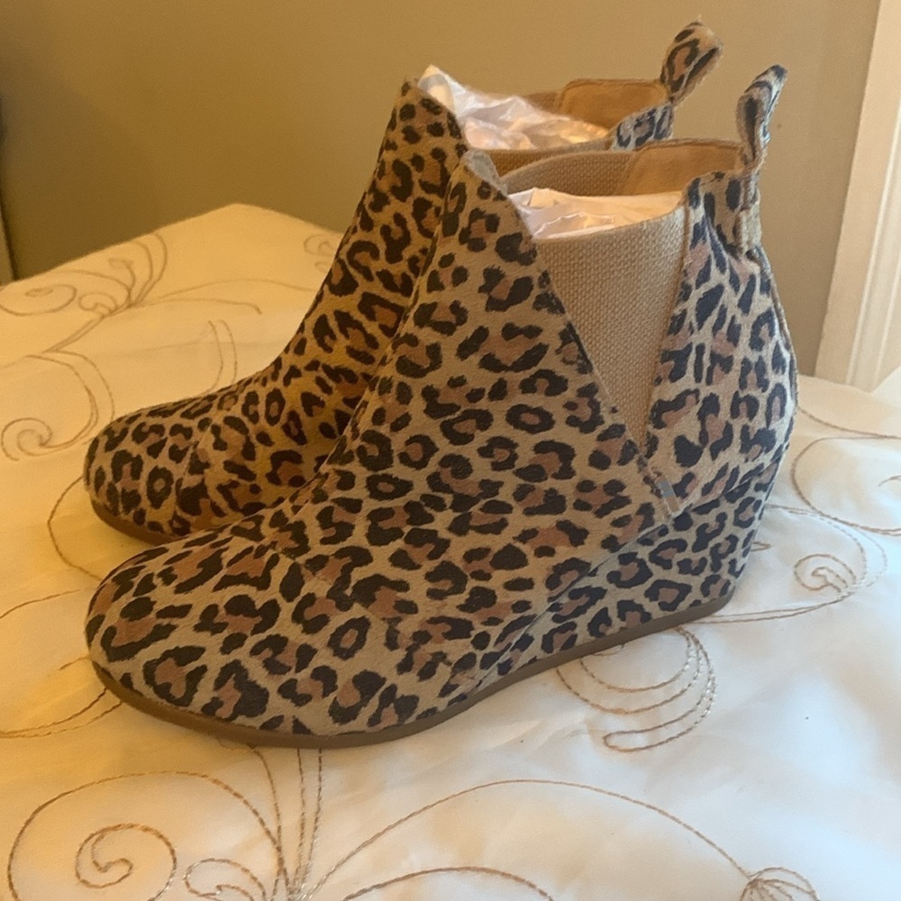 TOMS Kelsey Leopard Ankle Booties Size 6 1/2 W